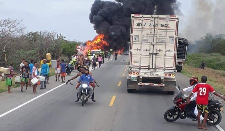 Explota camión  que transportaba gasolina en la vía Barranquilla-Ciénaga: deja 8 muertos y 49 heridos según reportes hasta el momento.