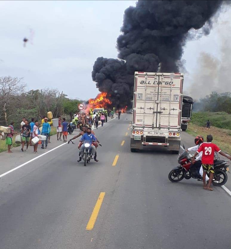 Explota camión  que transportaba gasolina en la vía Barranquilla-Ciénaga: deja 8 muertos y 49 heridos según reportes hasta el momento.