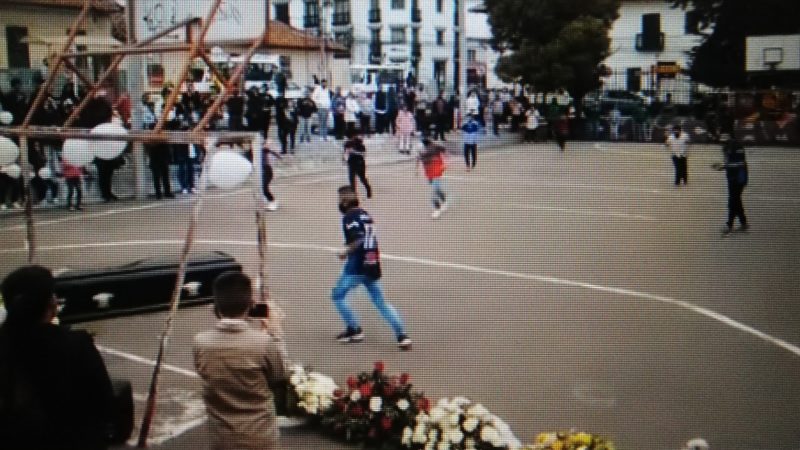 Colocan ataúd en cancha de microfútbol en Tunja, luego de bajarlo de la carroza fúnebre.