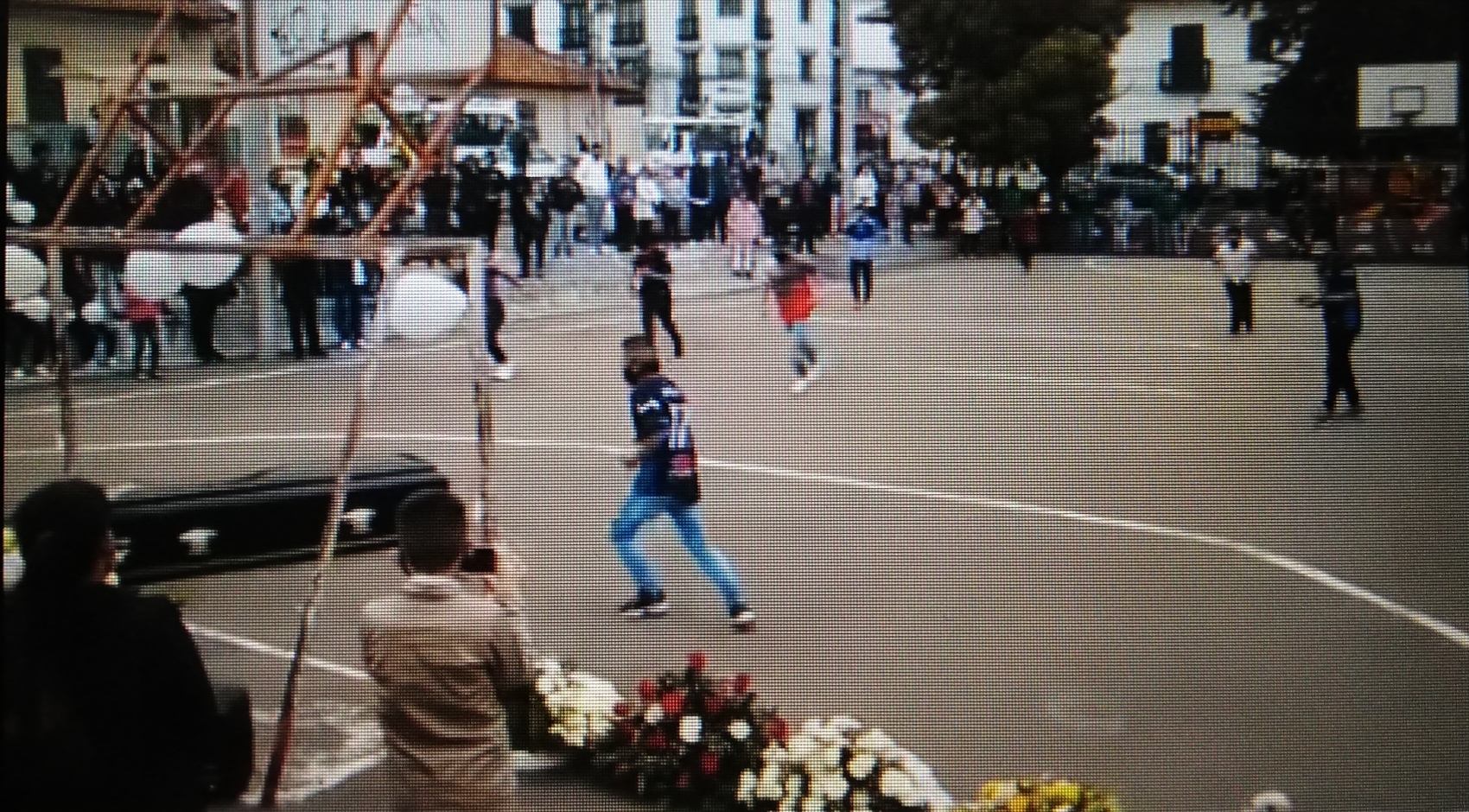 Colocan ataúd en cancha de microfútbol en Tunja, luego de bajarlo de la carroza fúnebre.