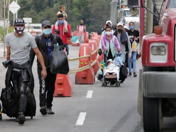 Migrantes venezolanos vue realizan de nuevo su éxodo hacia Colombia