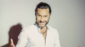 Diego Torres regresa como el trovador de grandes temas con ‘Amanece’