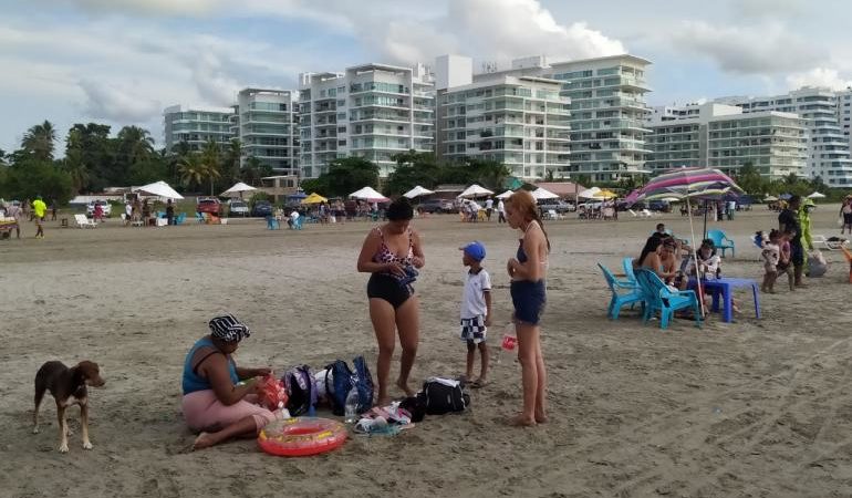 Playas llenas de turistas en Cartagena sin medidas de bioseguridad