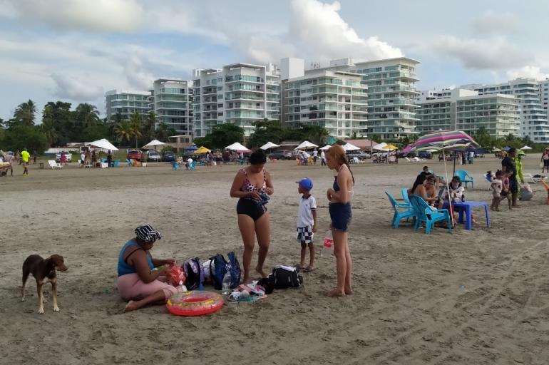 Playas llenas de turistas en Cartagena sin medidas de bioseguridad