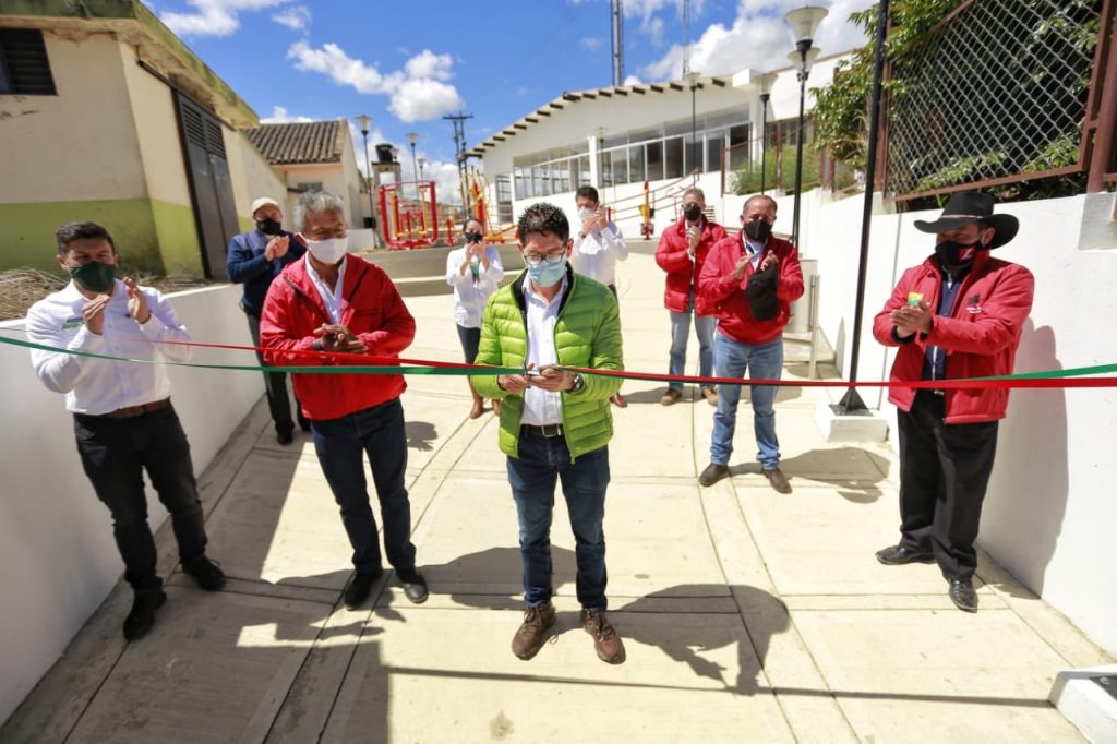 Gobernador inauguró tres importantes obras para comunidad de Turmequé