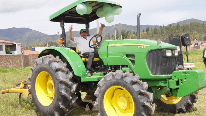 Floresta ya cuenta con un tractor que contribuye con la productividad del campo